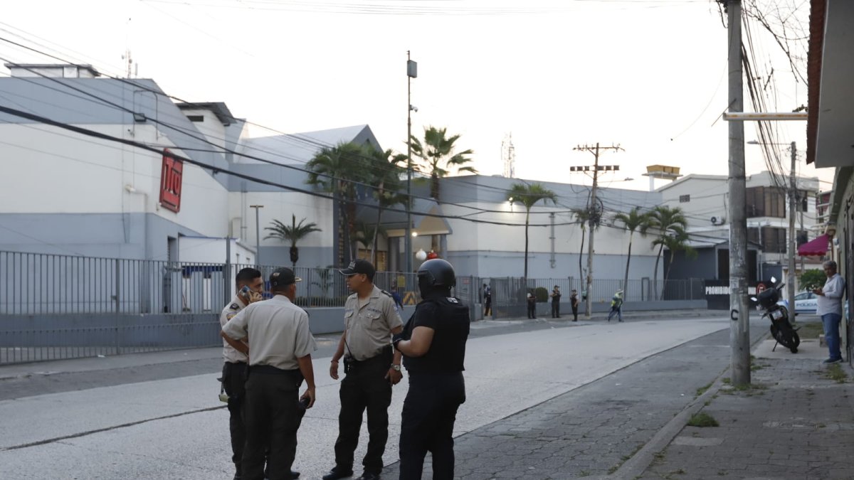 La policía llegó al lugar del asalto a recabar indicios.