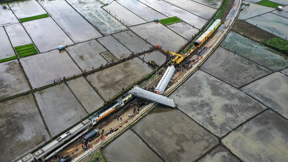 Una foto aérea tomada con un dron muestra los restos de los trenes de pasajeros colisionados en Bandung, provincia de Java Occidental, Indonesia, este viernes 5 de enero de 2024.
