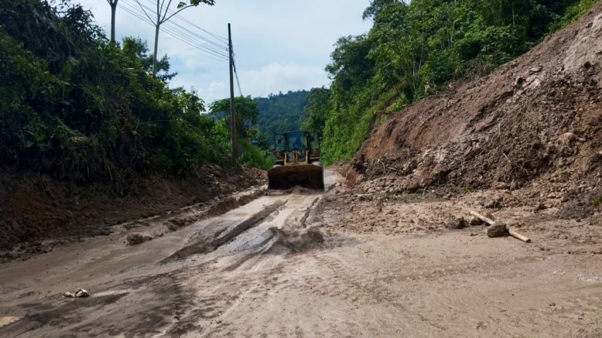 Trabajos. En Azuay, maquinaria trata de mantener abiertos los carriles.
