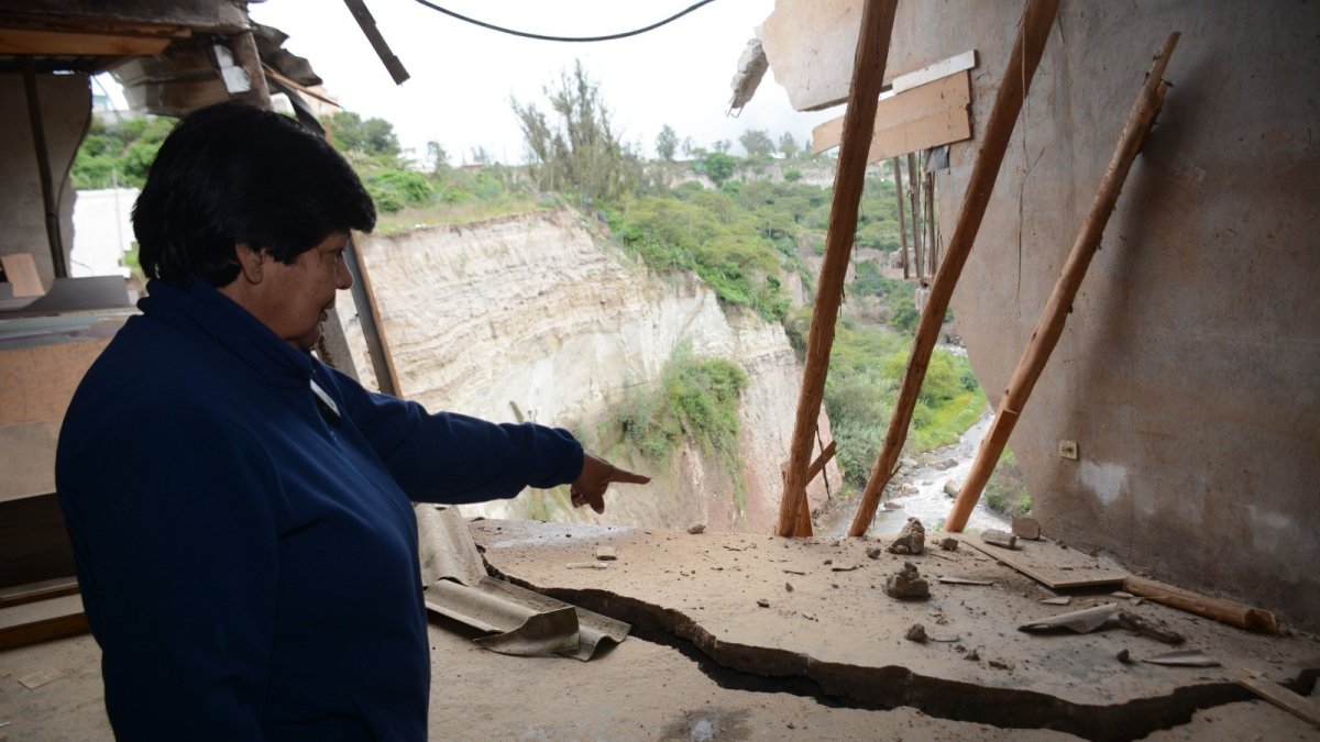 Pérdida. María Elena Chapi muestra lo que quedó del taller de carpintería de su esposo. La casa se asienta al filo de la quebrada en el sector de San Antonio, en el norte de la capital.
