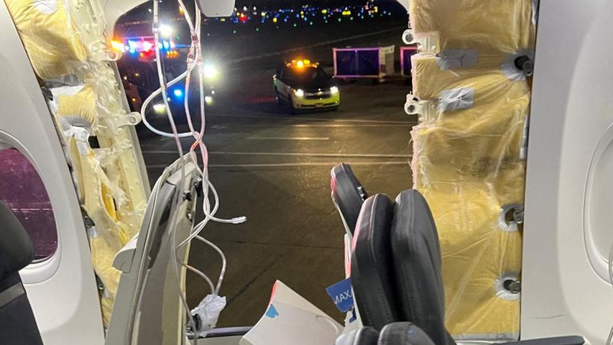 La aeronave perdió parte de la cabina cuando ya había despegado