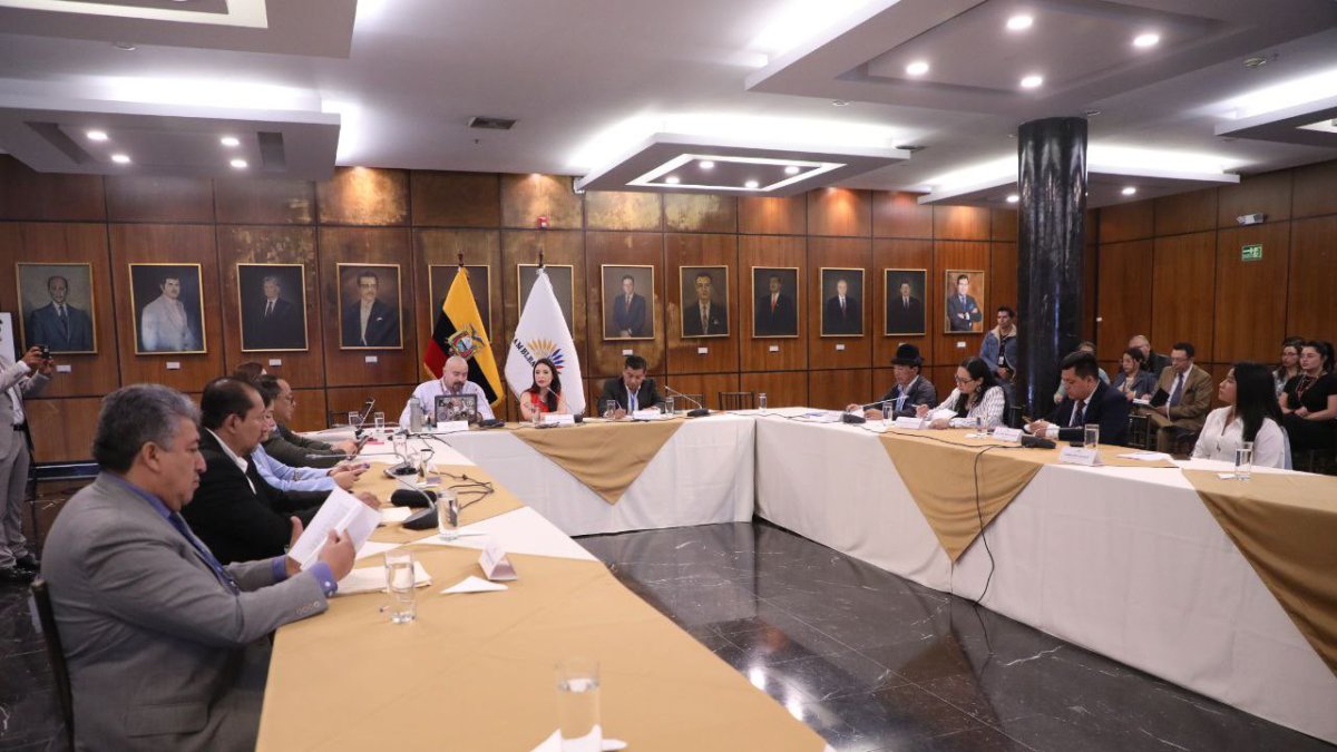 Mesa. Comisión de Fiscalización trata proceso de juicio político.