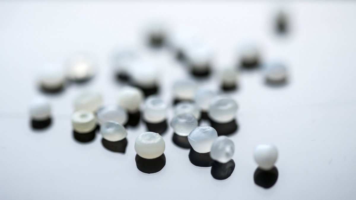 Vista de plásticos y microplásticos encontrados en la playa de Sant Tomàs en Menorca el pasado mes de noviembre.