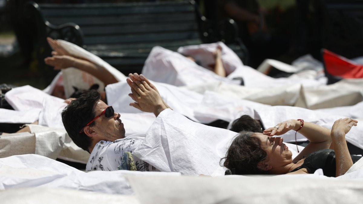 Los protestantes se cubrieron dentro de grandes plásticos blancos que representan bolsas mortuorias,