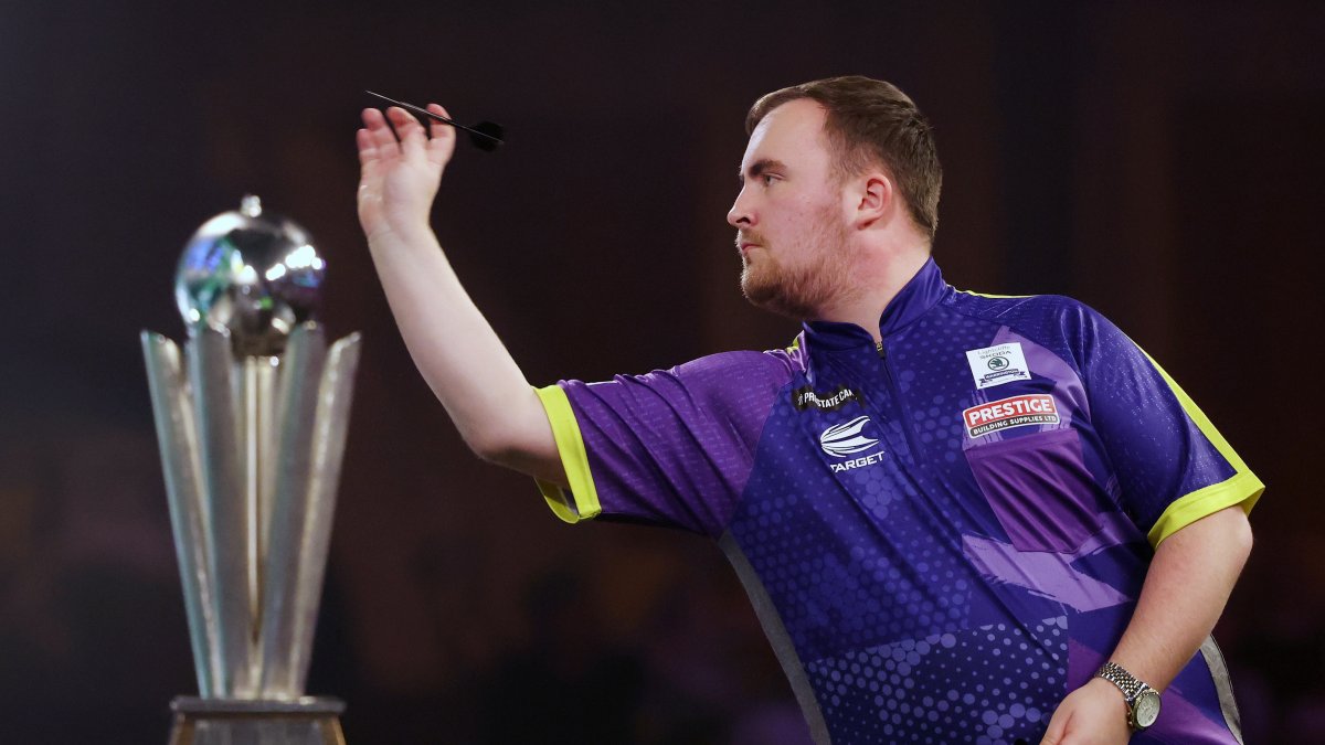 Littler durante uno de sus últimos tiros en la gran final ante su compatriota Luke Humphries, doce años mayor que él.