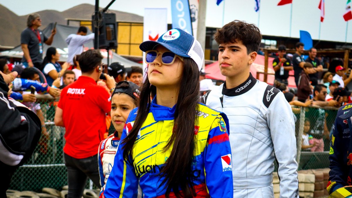 Doménika suele ser la única mujer en las competencias de su categoría. Se prueba entre hombres.