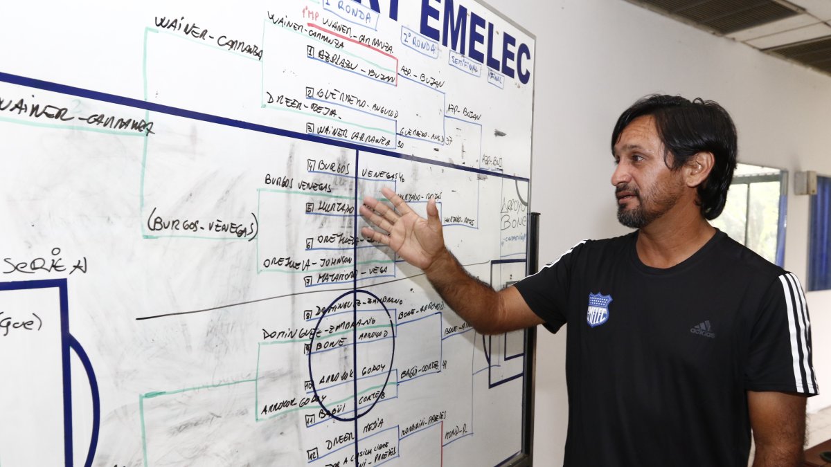 Para el adiestrador, quien trabajó en las formativas de Emelec por 13 años, el presidente del club no tiene un proyecto deportivo y no sabe de fútbol. Además, aseguró que descuidó a los juveniles.