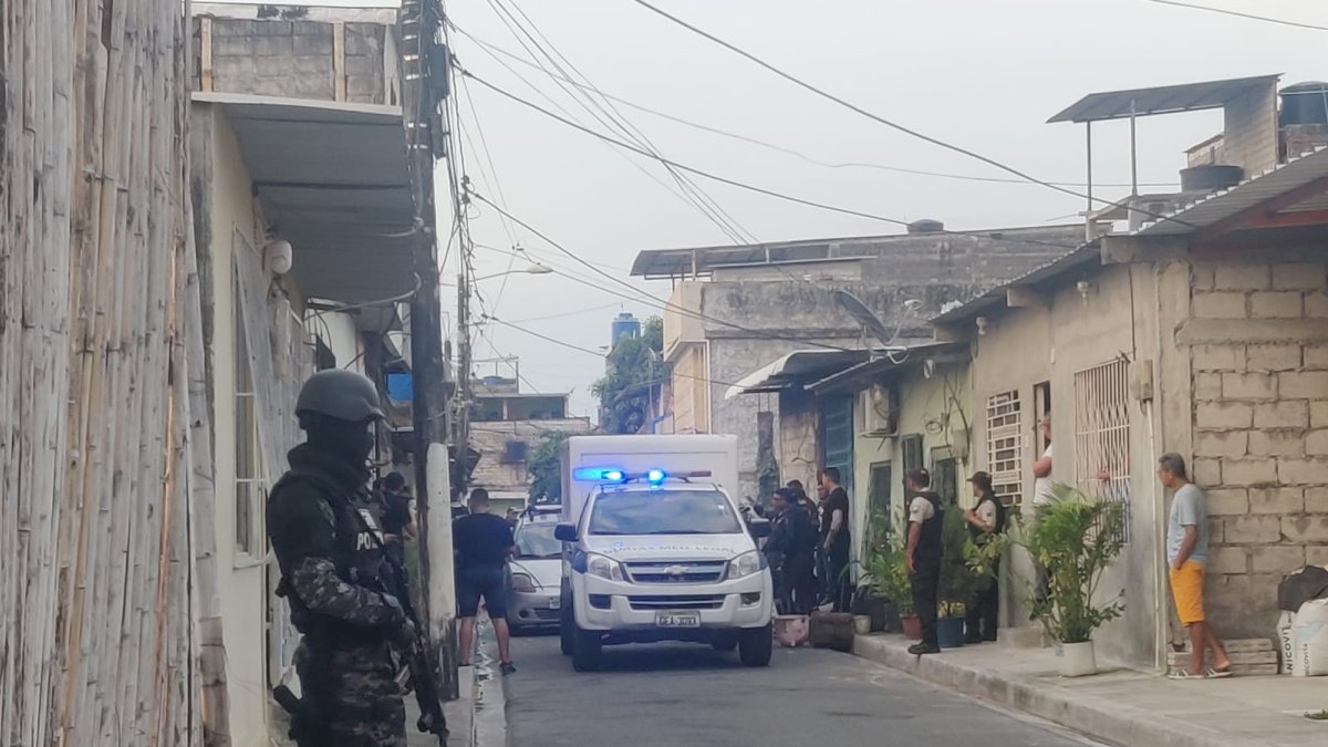Los vecinos comentaron que una motocicleta, con dos hombres a bordo, serían los verdugos de las cuatro personas.