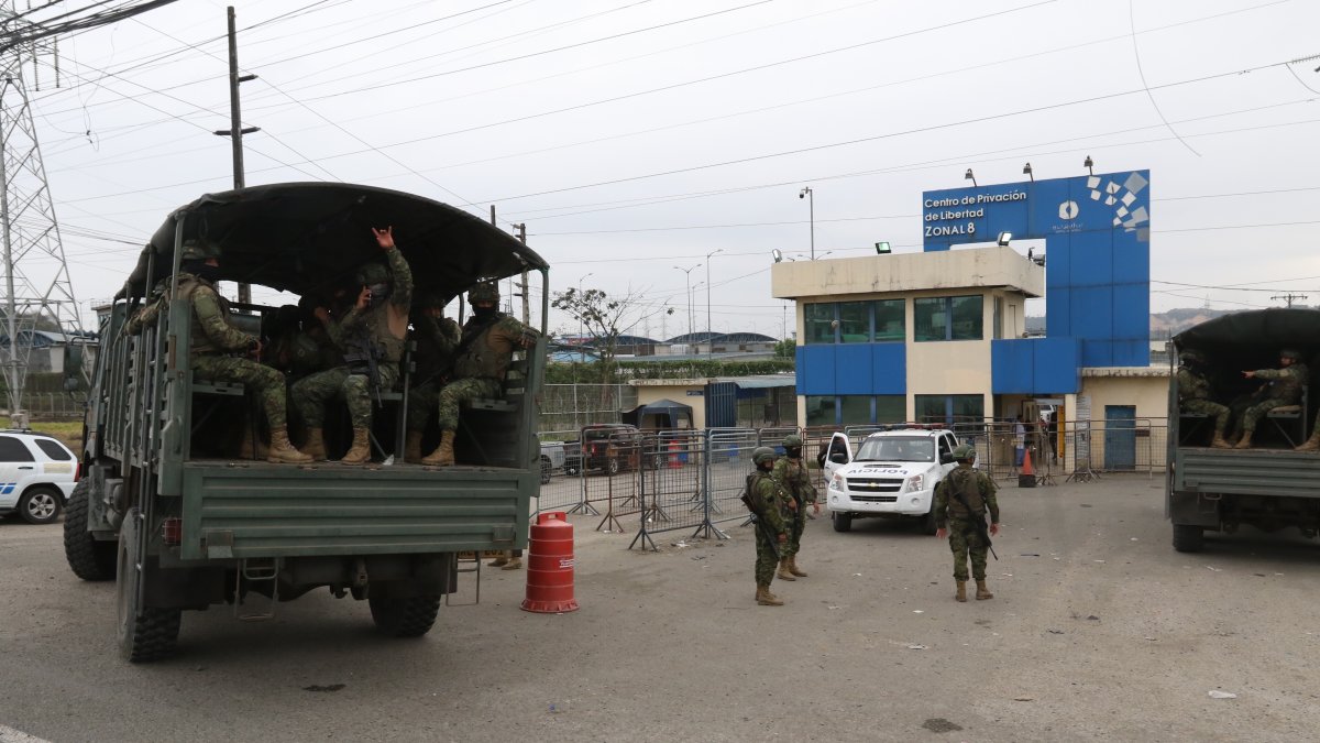 Al Centro de Privación de Libertad zonal 8 ingresaron vehículos militares con personal