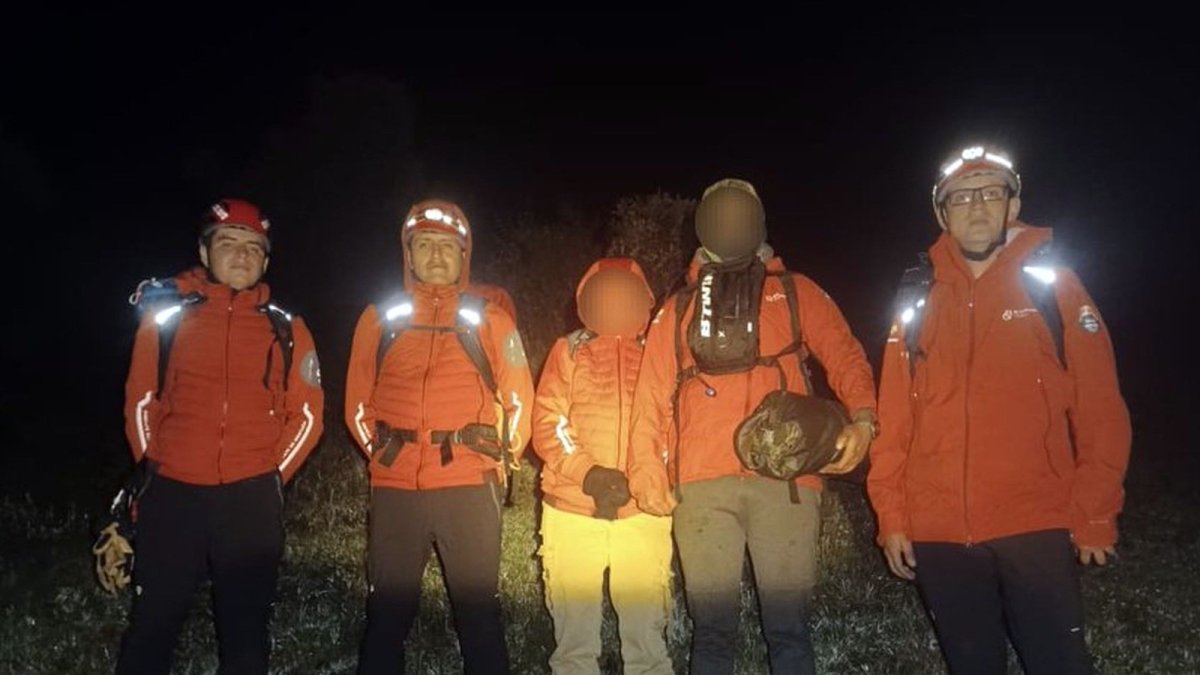 Ayuda. Dos personas extraviadas fueron auxiliadas por los Bomberos de Quito.