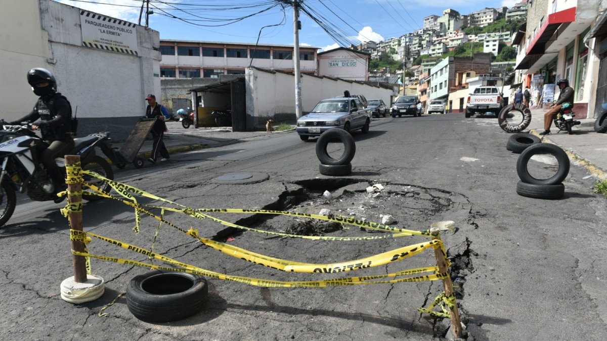 Señales. Los vecinos colocaron llantas para alertar a los conductores de los peligros.