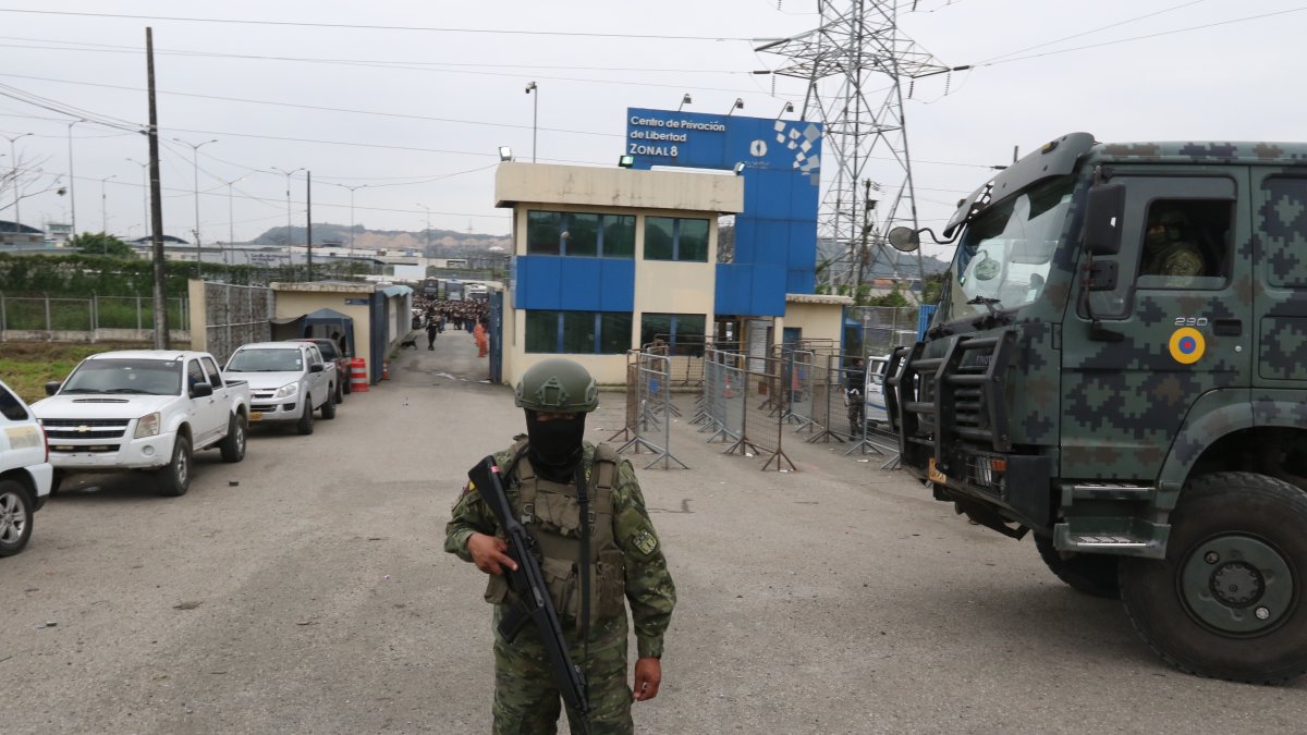 Militares y policías participan de intervención de la cárcel regional, en el noroeste de Guayaquil