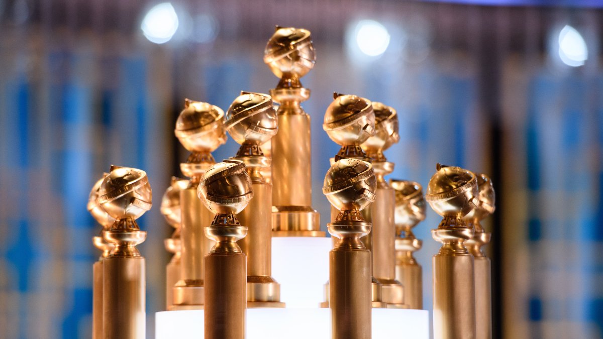 Fotografía cedida por la Asociación de la Prensa Extranjera de Hollywood (HFPA) donde se muestran las estatuillas de los premios Golden Globe.