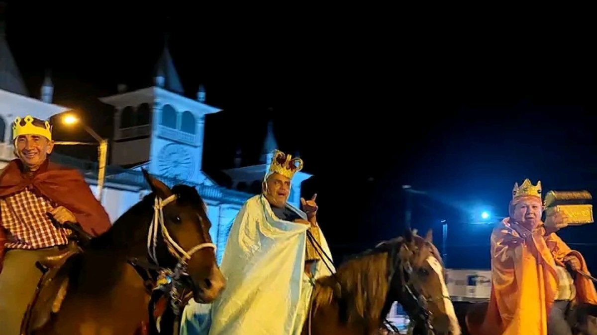 Habitantes de la comunidad personificaron a los reyes magos en una caminata religiosa.