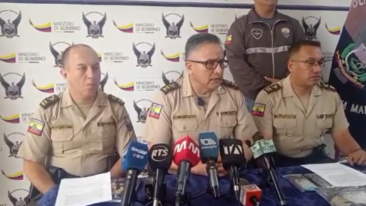 Richard Vaca, comandante de la zona 4, (centro) en rueda de prensa.