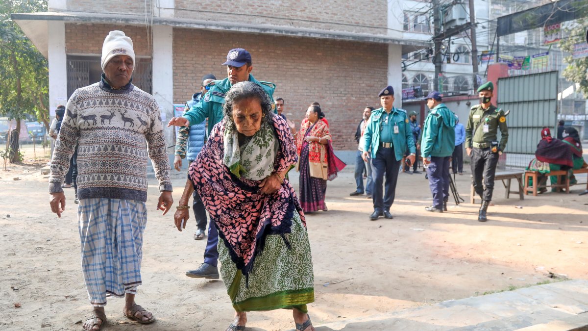 Votaciones. Miles de ciudadanos de Bangladesh salieron a las calles para ejercer su derecho al voto.