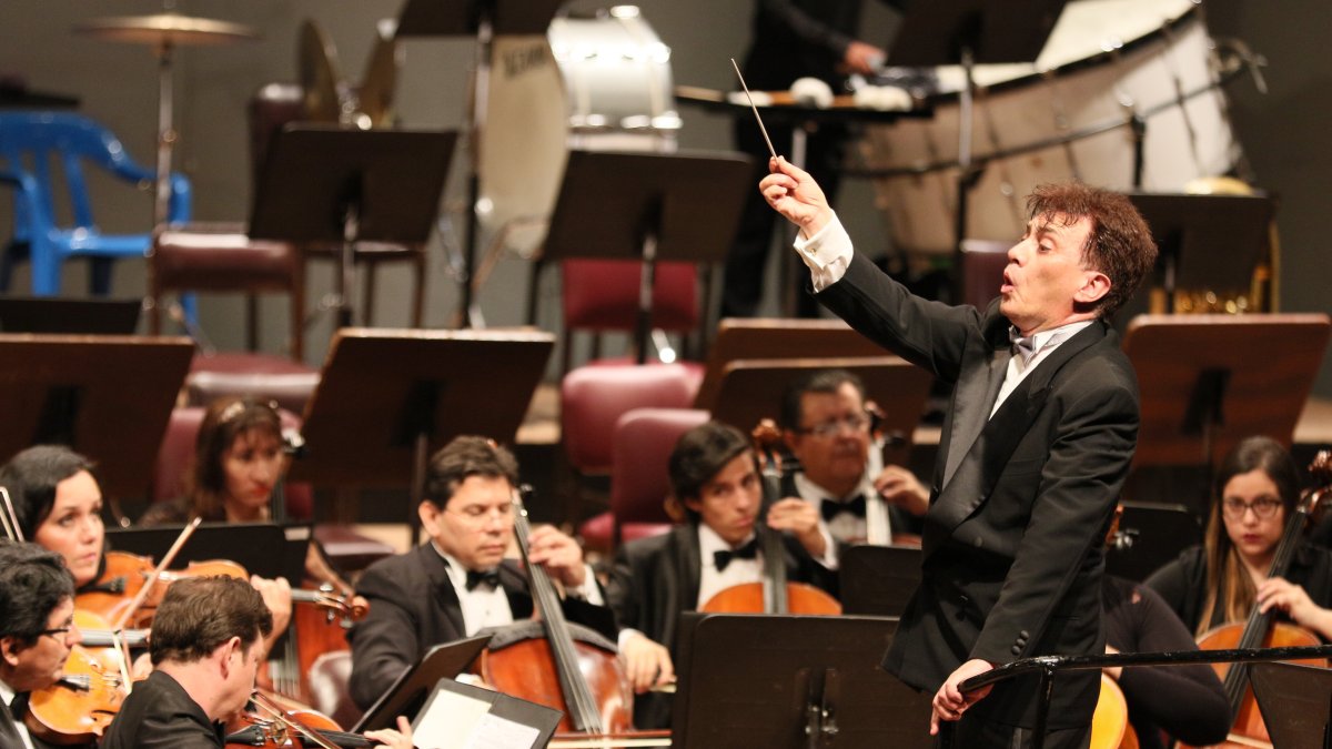 Acto. El grupo prepara un concierto con aire europeo.