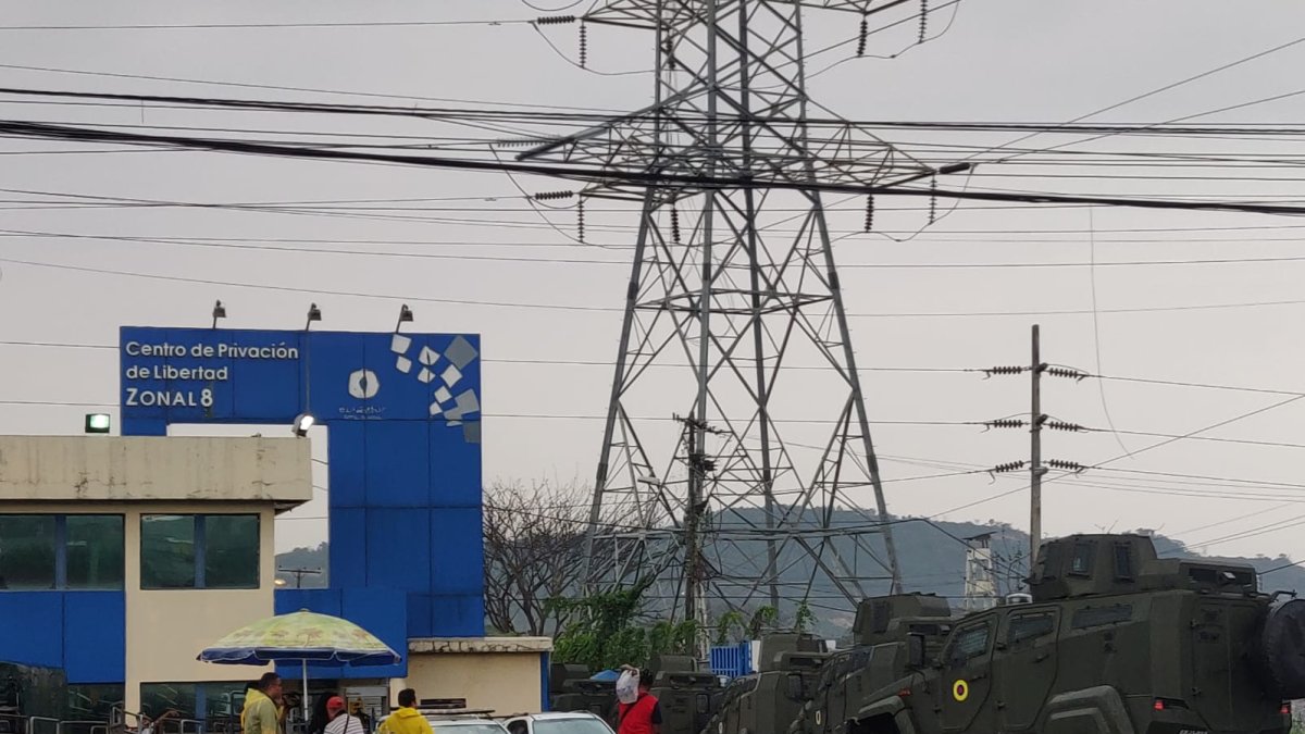 Movimiento de militares entrando en Centro de Privación de libertad zonal 8