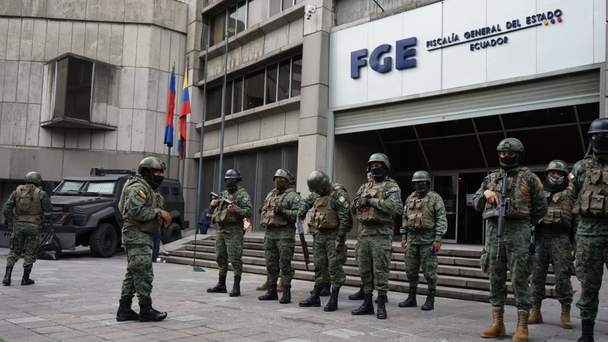 Seguridad. Miembros de Fuerzas Armadas llegaron a la Fiscalía General en la avenida Patria.