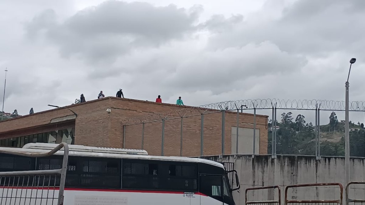 Algunos reos se han posicionado en los techos del centro penitenciario