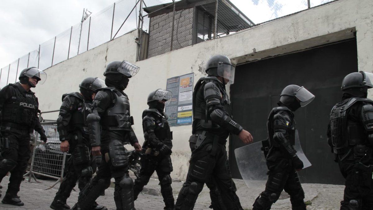 Archivo. Policías y militares resguardan la cárcel de El Inca durante el operativo.