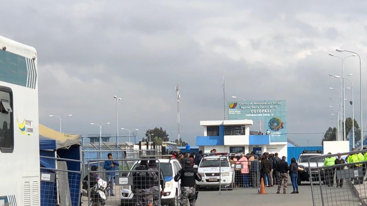 Desde la parte externa del centro penitenciario se pudo observar cómo varios privados de libertad se cruzaban de un lado al otro