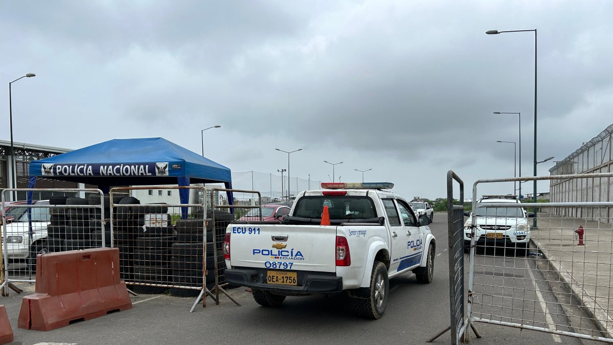 n los exteriores de la cárcel de Machala hay un contingente policial.