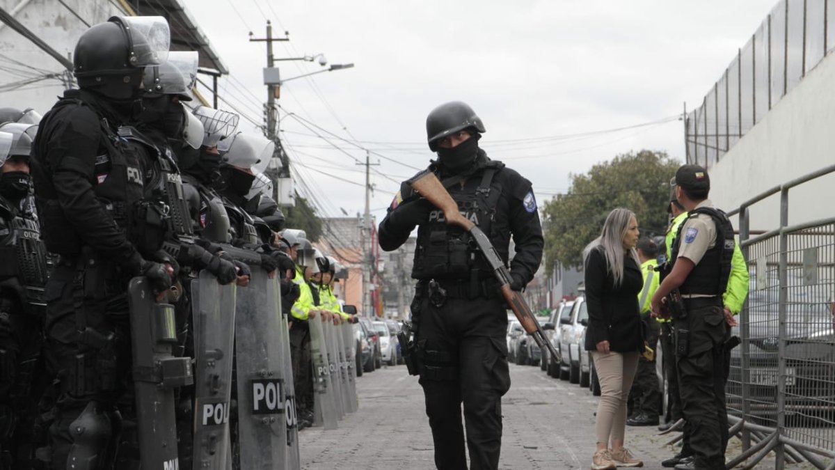 Policías y militares resguardan en las afueras de la cárcel de El Inca por el amontonamiento
