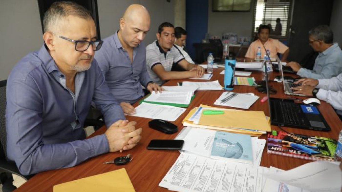 Roger Zambrano (izq.) lideró la Comisión Nacional de Arbitraje desde el 28 de mayo de 2020.