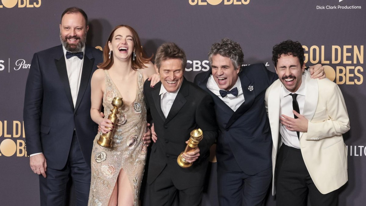 Artistas de diversas categorías de cine y televisión reciben Globos de Oro de la Asociación de Prensa Extranjera de Hollywood.