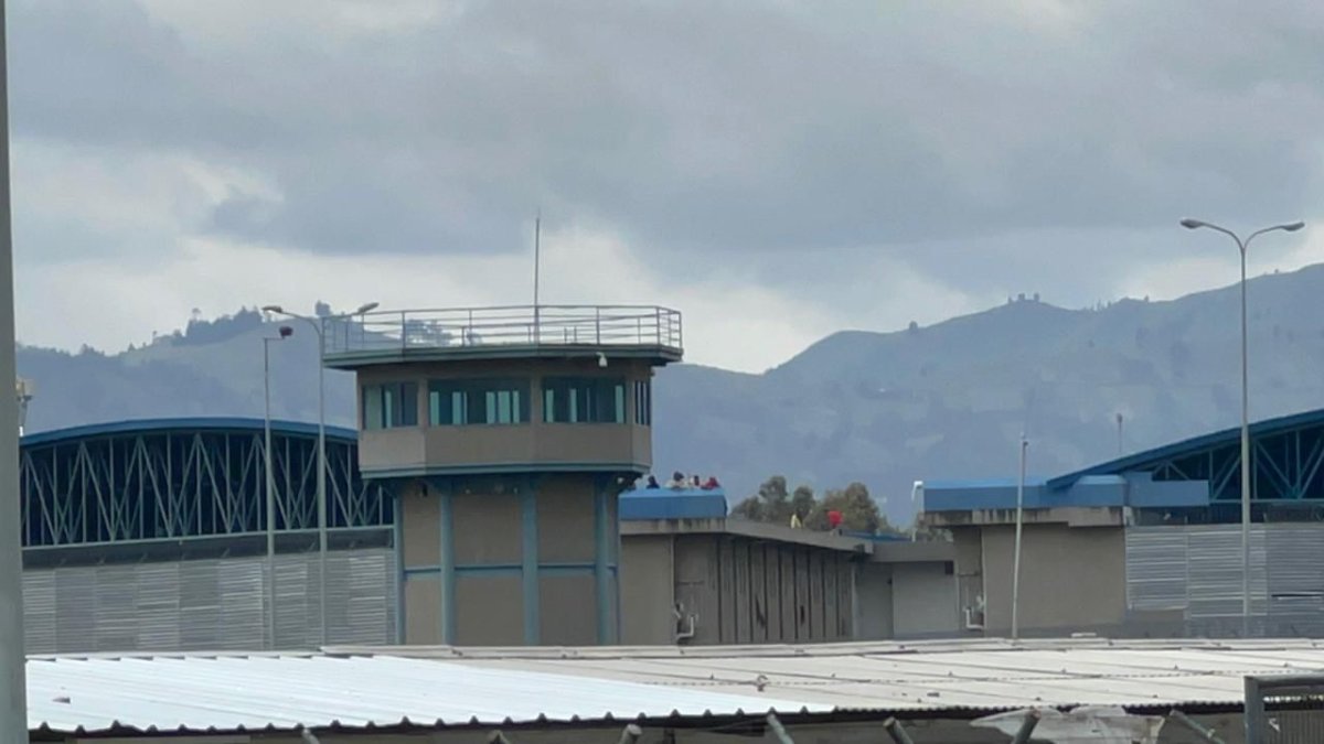 Suceso. Los privados de libertad caminan por los techos de mediana seguridad.