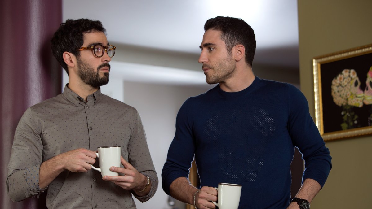 Poncho Herrera y Miguel Ángel Silvestre grabaron candentes escenas mientras protagonizaron el dramatizado producido por Netflix.