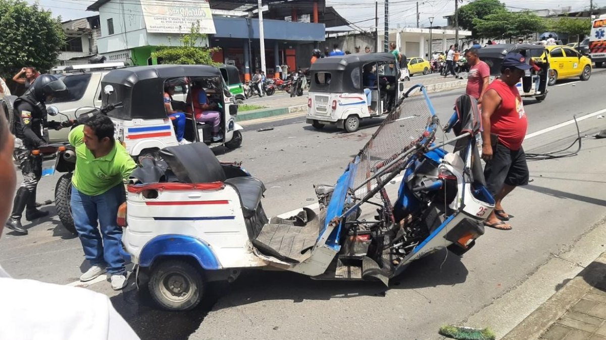 La mototaxi sufrió daños. Además, los ocupantes salieron lesionados