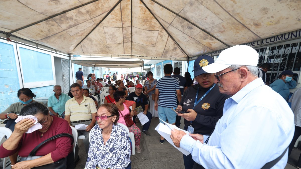 Trámites. Decenas de usuarios, en su mayoría adultos mayores, acuden desde el pasado 2 de enero hacia las oficinas del Municipio de Durán para pagar los impuestos prediales.