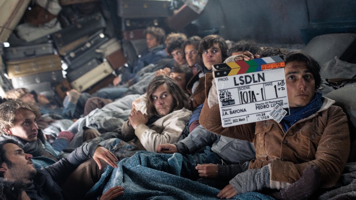 El reparto, aunque integrado por rostros desconocidos en Ecuador, es excelente en sus respectivas caracterizaciones,