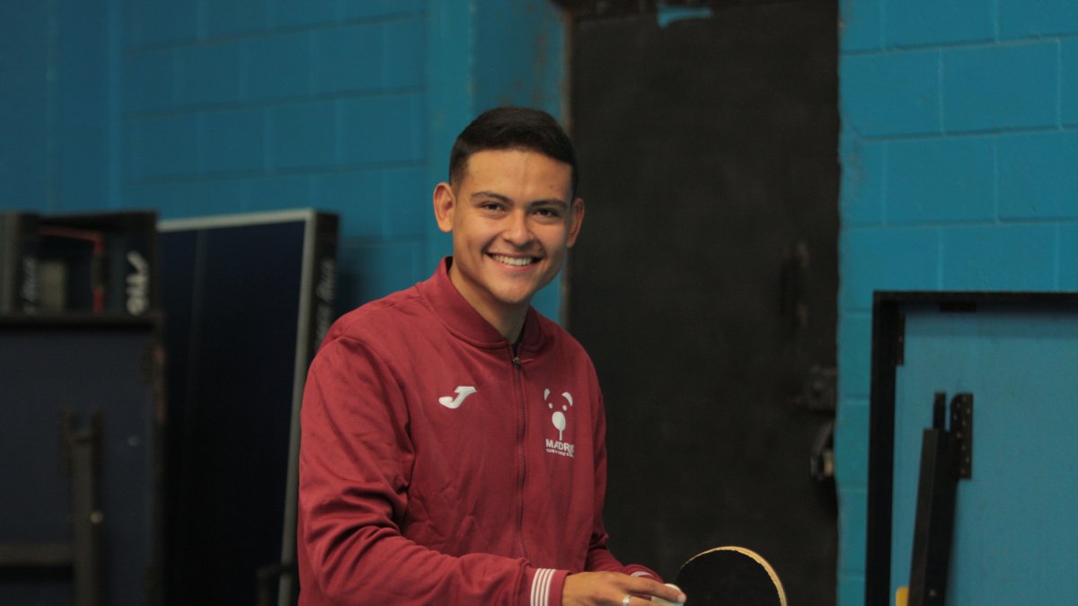 con la chompa del Club Madrid en el que milita en España.