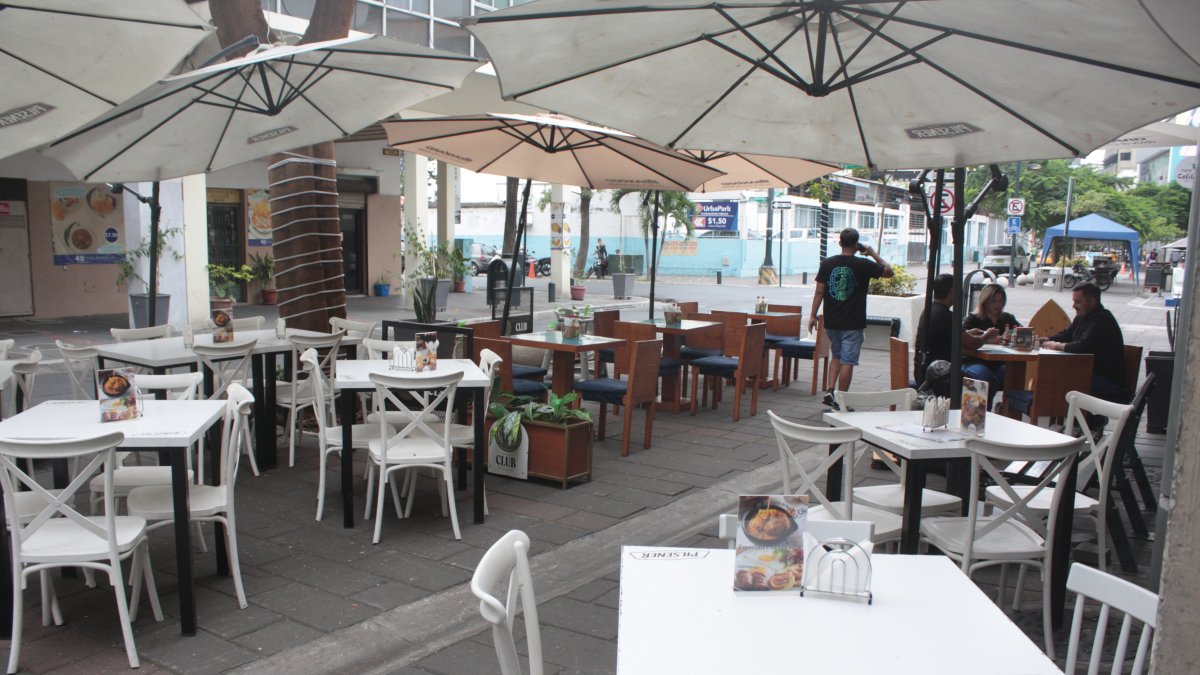 Restaurante. La foto se tomó en el centro de Guayaquil, lunes 8 de enero de 2024, a las 12:40, hora de almuerzo y había clientes solo en una mesa.