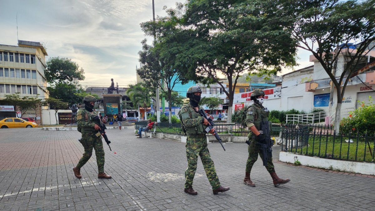 Militares patrullan las calles de Esmeraldas.