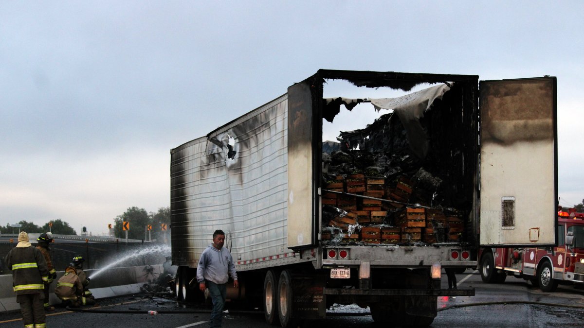 Bomberos trabajan en el control del incendio de un camión de carga este 8 de enero de 2024, en la ciudad de Celaya, Guanajuato (México).