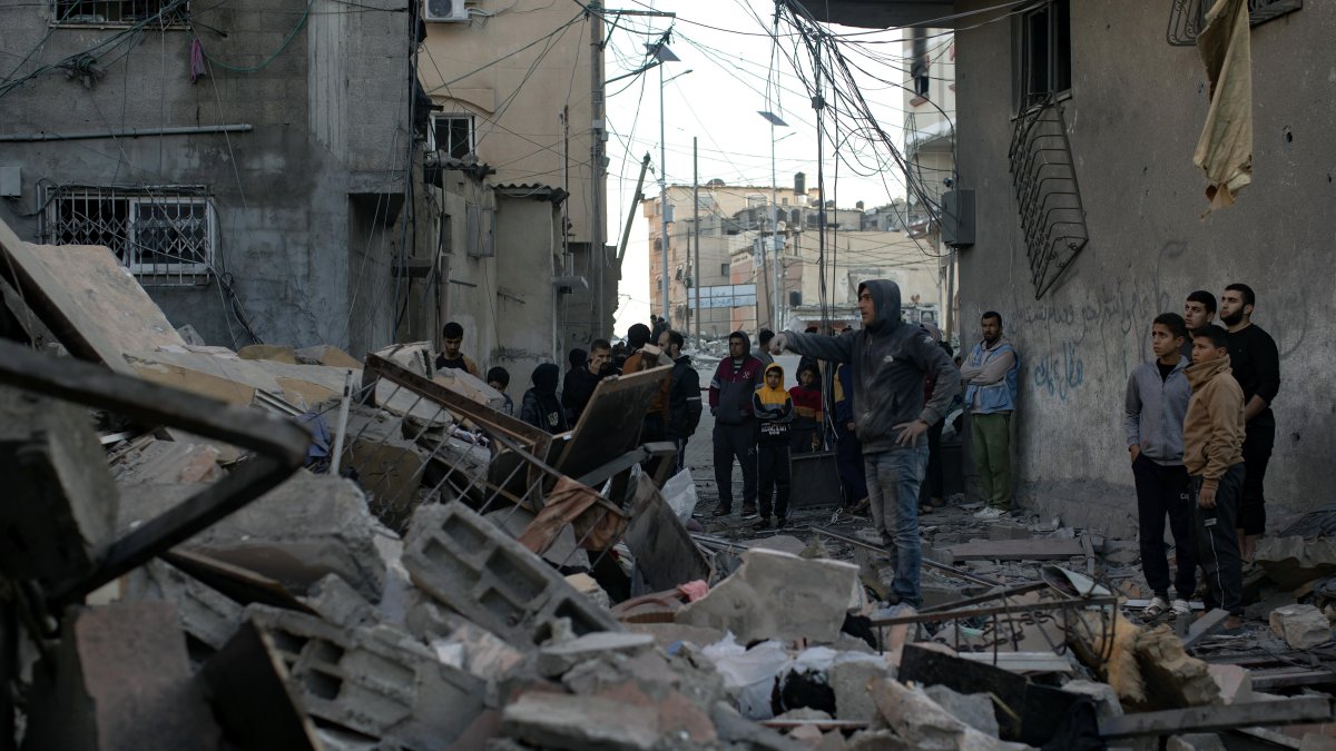 Un grupo de palestinos buscan personas desaparecidas bajo los escombros tras un ataque aéreo israelí en Khan Yunis, en el sur de la Franja de Gaza, el 7 de enero de 2024.