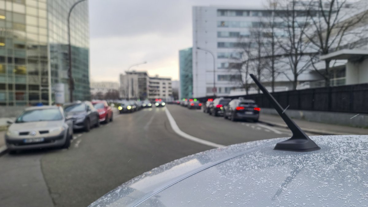 Un coche con nieve en el capó, este lunes en París.