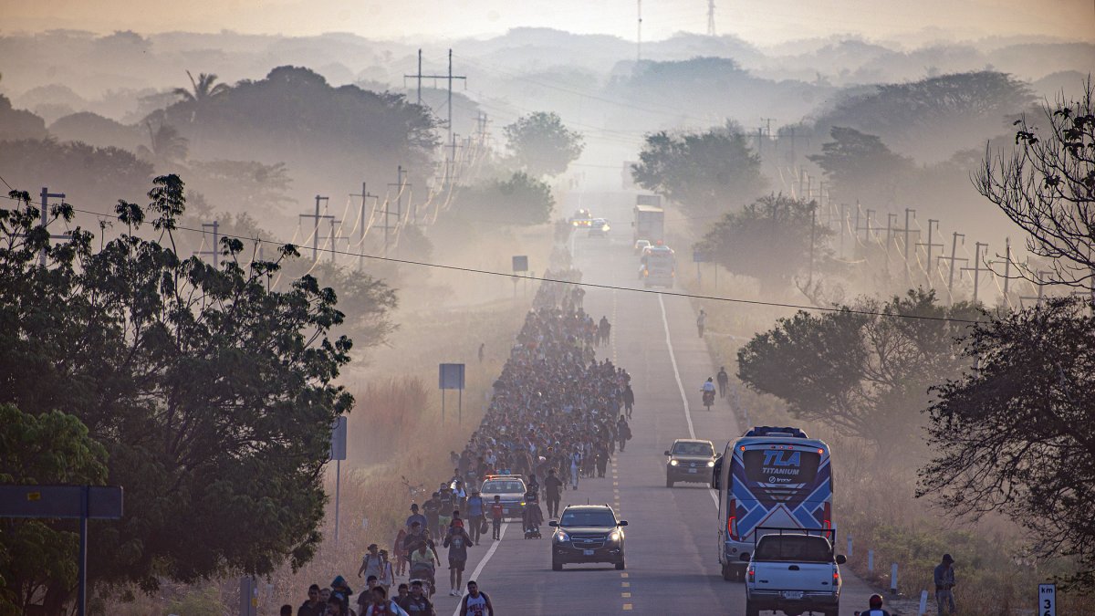Migrantes caminan durante una caravana que se dirige a la frontera con Estados Unidos este lunes 8 de enero de 2024, en el municipio de Arriaga (México).