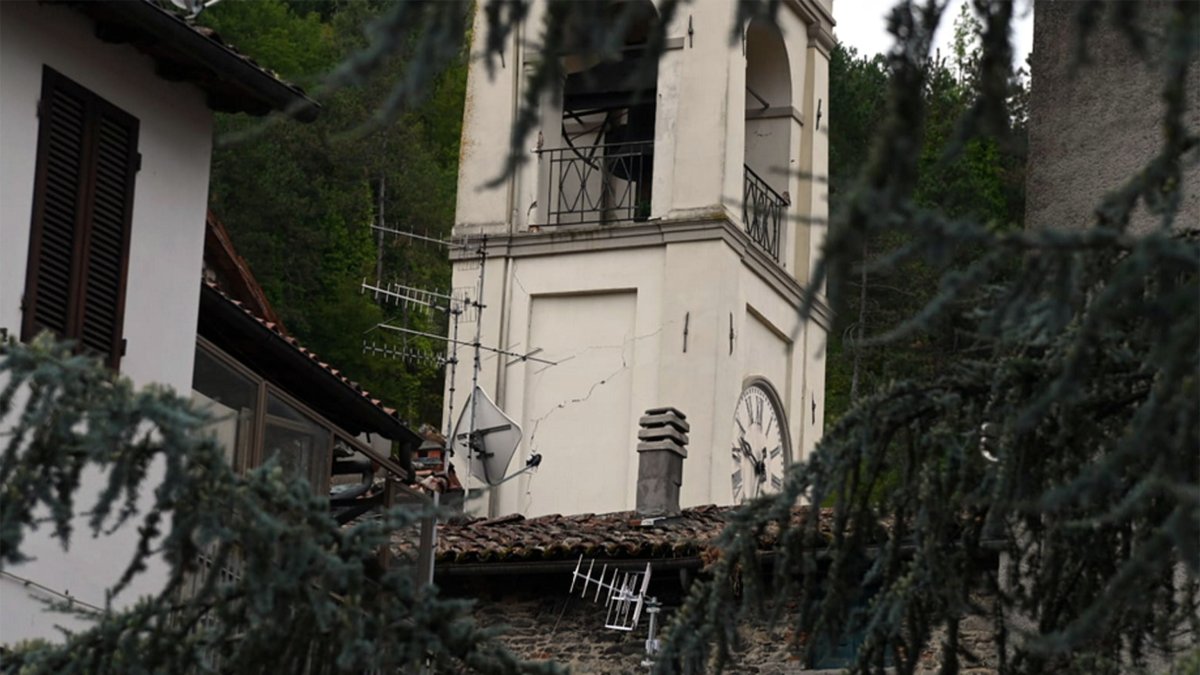 En la imagen de septiembre de 2023, daños visibles en un campanario tras un sismo en Tredozio, Italia, Florencia.