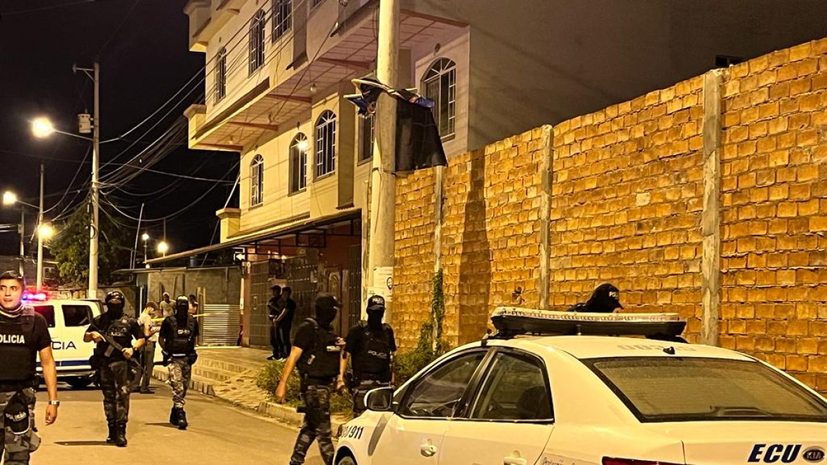 Varias unidades de la policía han desplegado operativos en la zona para lograr el rescate de los oficiales afectados.