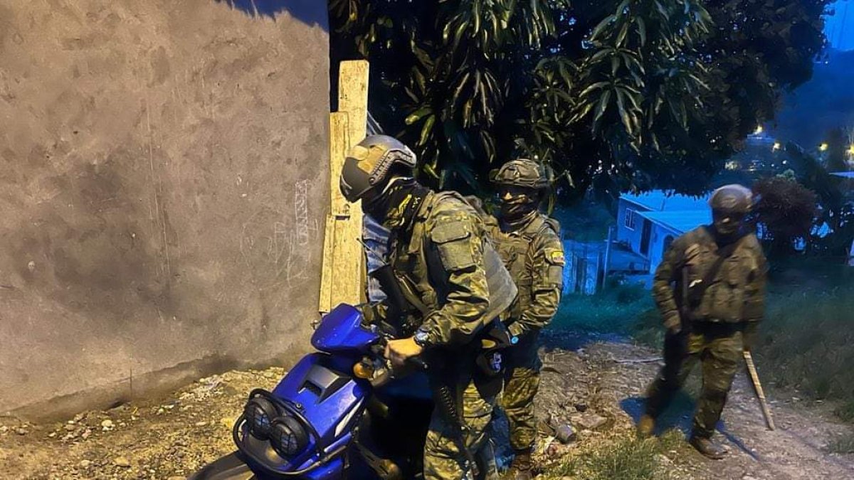 Los militares inspeccionan las calles y los barrios de Esmeraldas.