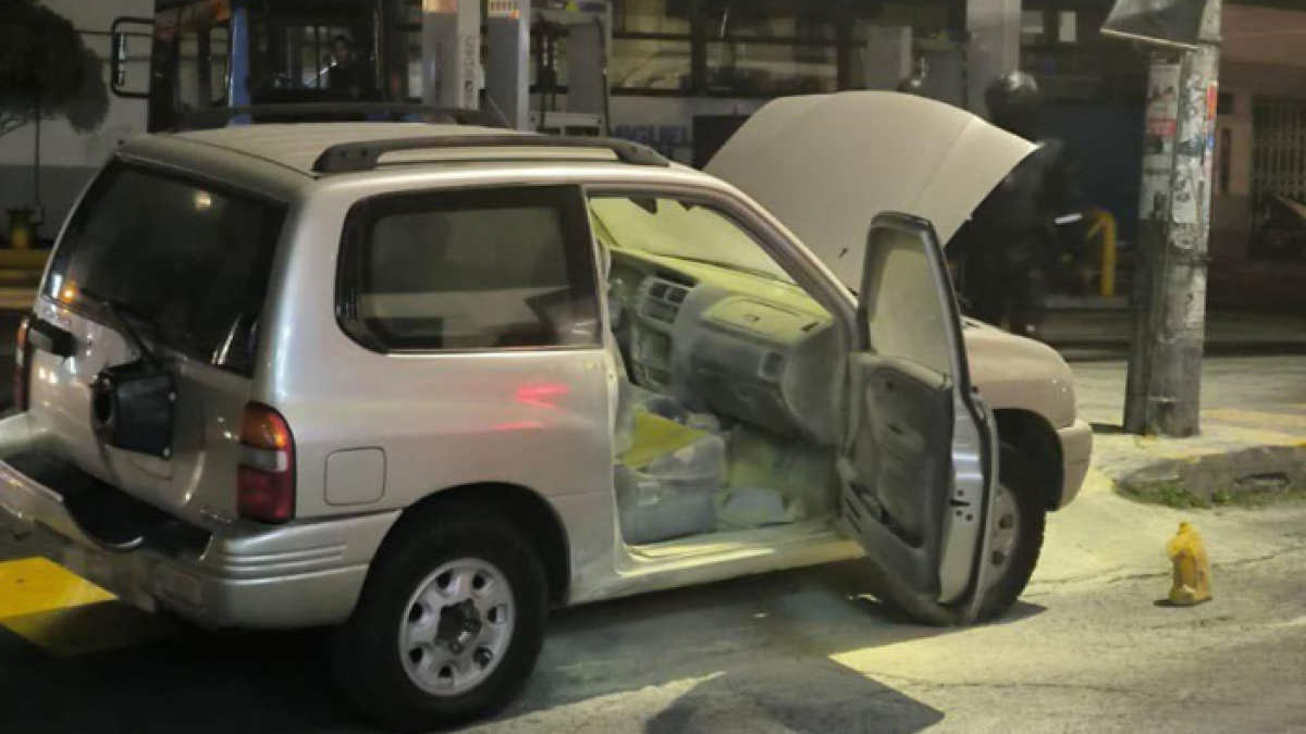 Vehículo incinerado con dos bombonas de gas en su interior.