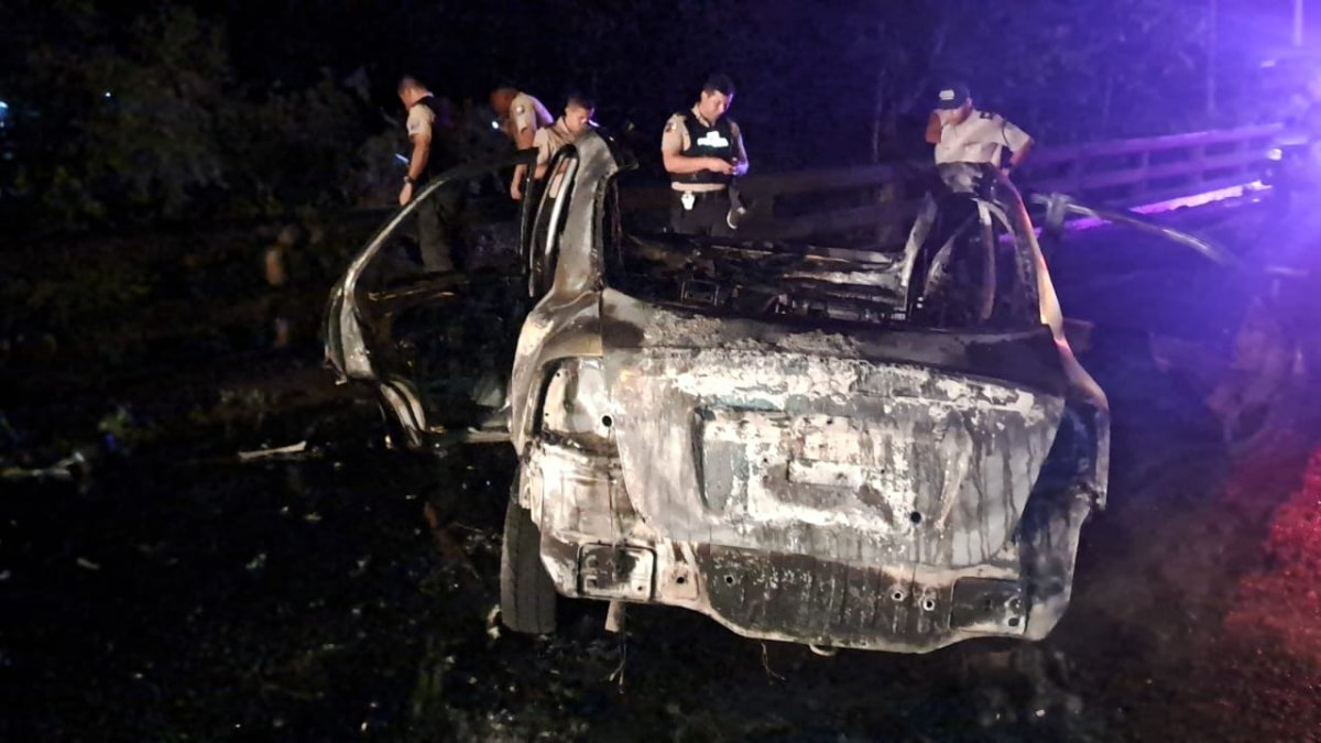 Uno de los carros que explotó en Los Ríos.