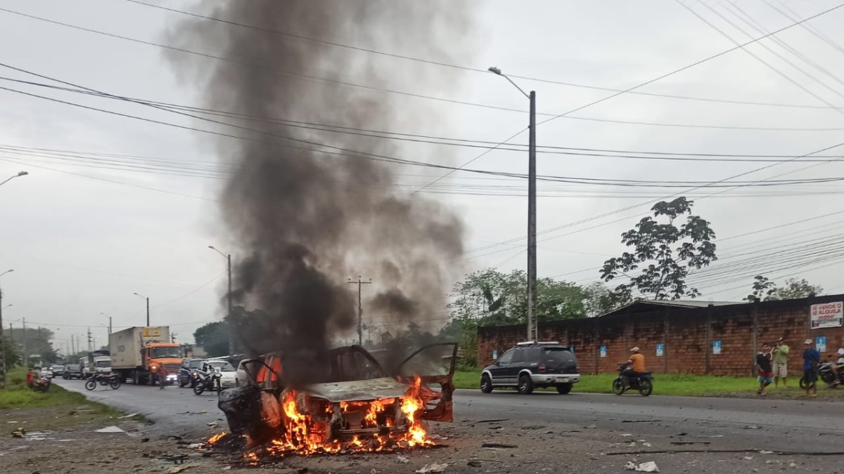 Según testigos, unos 10 minutos antes una camioneta Ford 150 les cerró el paso y se llevó a los policías sin nada que puedan hacer nada