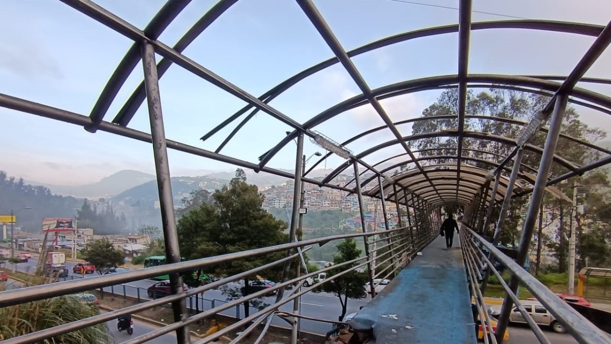Daños. El paso peatonal de la avenida Rumiñahui que sufrió afectaciones en una parte de su estructura