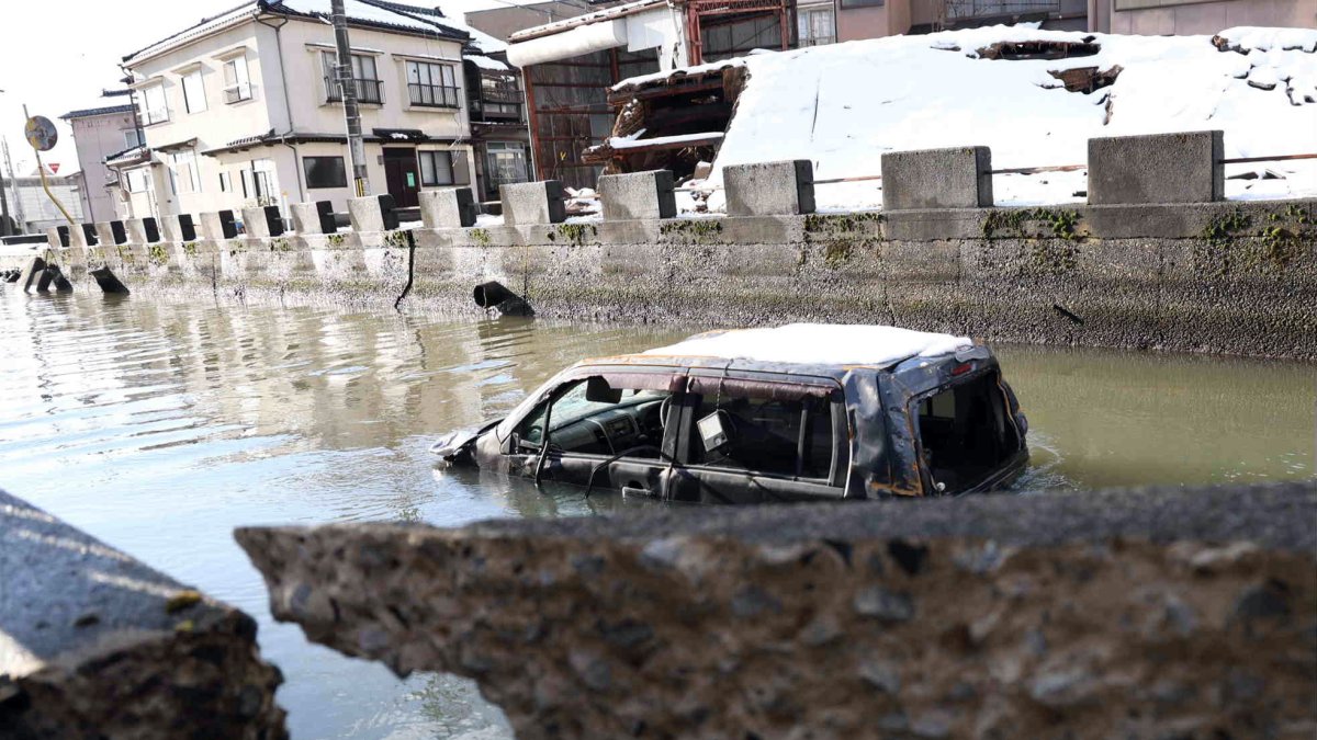 Vista de un automóvil arrastrado por un terremoto en Noto, prefectura de Ishikawa, (Japón), este 9 de enero de 2024.